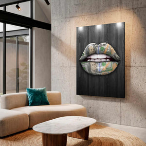 Cuadro de labios cubiertos de billetes de dólar en MDF en sala de concreto con sofá curvo y mesa de mármol