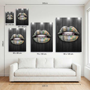Medidas disponibles del cuadro de labios cubiertos de billetes de dólar en MDF, de 30x40 a 90x120 cm, sobre sofá