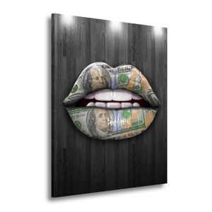 Cuadro de labios cubiertos de billetes de cien dólares estilo arte pop en MDF, sobre fondo blanco