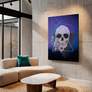 Cuadro de calavera con triángulo y rosas en MDF en sala de concreto con sofá curvo y mesa de mármol