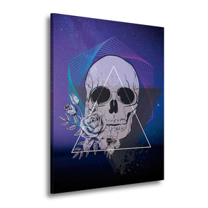 Cuadro de calavera con triángulo y rosas en tonos violeta neón en MDF, sobre fondo blanco