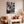 Cuadro de collage pop de Nueva York en MDF en sala con sofá crema, cojines terracota y pampas