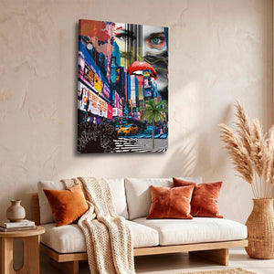 Cuadro de collage pop de Nueva York en MDF en sala con sofá crema, cojines terracota y pampas