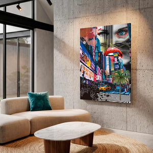 Cuadro de collage pop de Nueva York en MDF en sala de concreto con sofá curvo y mesa de mármol