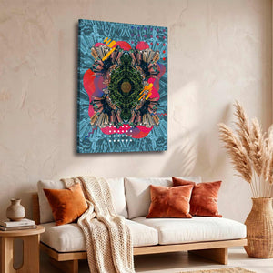 Cuadro de mandala urbano caleidoscópico en MDF en sala con sofá crema, cojines terracota y pampas