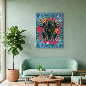 Cuadro de mandala urbano caleidoscópico en MDF en sala verde menta con sofá a juego y planta