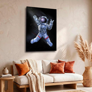 Cuadro de astronauta rockero en MDF en sala con sofá blanco, cojines terracota y jarrón con pampas