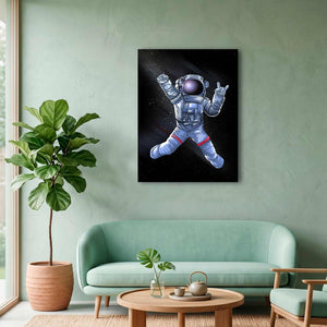 Cuadro de astronauta rockero en MDF sobre pared verde menta, con sofá verde, planta y mesa de madera