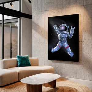 Cuadro de astronauta rockero en MDF en pared de concreto, con sofá beige, cojín verde y mesa de mármol
