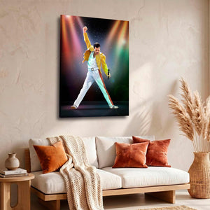 Cuadro de Freddie Mercury en concierto en MDF sobre sofá blanco con manta tejida y cojines terracota