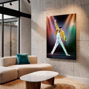 Cuadro de Freddie Mercury en concierto en MDF en sala de concreto con sofá curvo y mesa de mármol