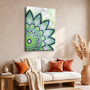Cuadro de mandala verde y lila en MDF en sala con sofá blanco y cojines terracota