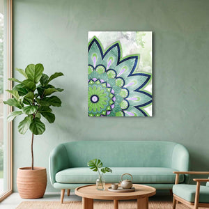 Cuadro de mandala verde y lila en MDF en sala verde menta con sofá curvo, mesa redonda y planta