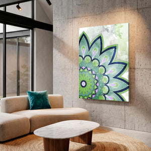 Cuadro de mandala verde y lila en MDF en sala de concreto con sofá curvo y mesa de mármol