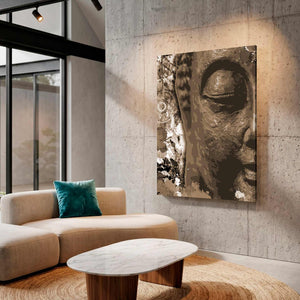Cuadro de rostro de Buda en sepia en MDF en sala de concreto con sofá curvo y mesa de mármol