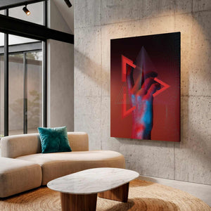 Cuadro de mano y triángulos de neón rojo en MDF en sala de concreto con sofá curvo y mesa de mármol
