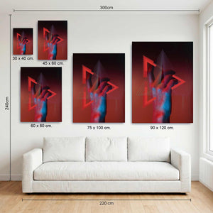 Medidas disponibles del cuadro de mano y triángulos de neón rojo en MDF, de 30x40 a 90x120 cm, sobre sofá