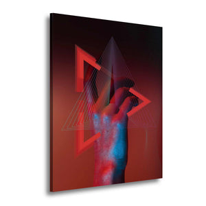 Cuadro de mano y triángulos de neón rojo y líneas finas en MDF, sobre fondo blanco