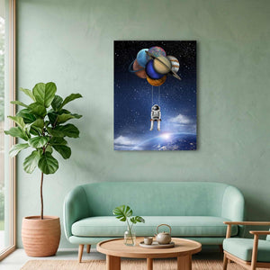 Cuadro de astronauta colgado de planetas en MDF en sala verde menta con sofá a juego y planta
