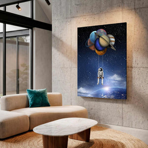 Cuadro de astronauta colgado de planetas en MDF en sala de concreto con sofá curvo y mesa de mármol