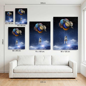 Medidas disponibles del cuadro de astronauta colgado de planetas en MDF, de 30x40 a 90x120 cm, sobre sofá