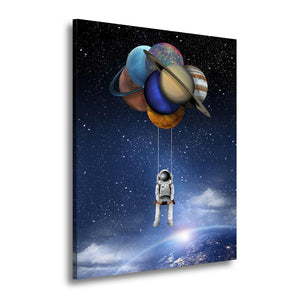 Cuadro de astronauta colgado de planetas en el espacio en MDF, sobre fondo blanco